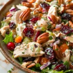 Ensalada Cremosa de Pollo Con Arándanos Secos y Nuez Crujiente