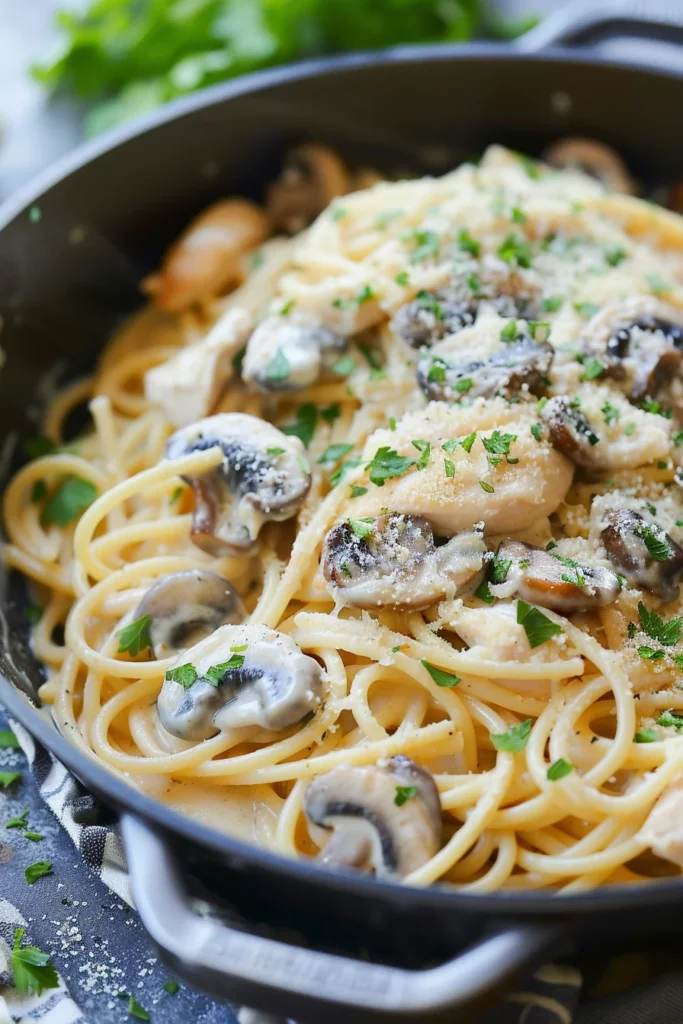 Espaguetis Alfredo Cremosos Con Pollo Ajo y Champiñones: Exquisita Fusión de Sabores