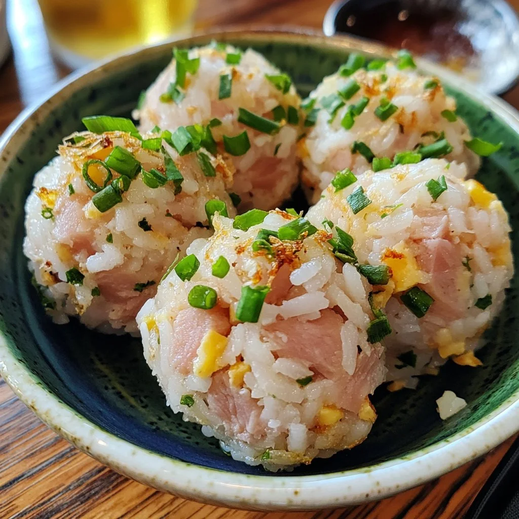 Bolitas de atún y arroz servidas en un plato, listas para disfrutar.