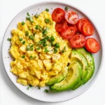 Huevos Revueltos con Aguacate y Tomate