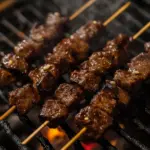 Brochetas de res con salsa teriyaki y sésamo