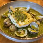 Merluza en salsa verde con almejas