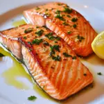 Salmón a la Plancha con Salsa de Mantequilla de Ajo y Limón