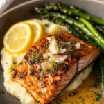 Salmón al horno con mantequilla de ajo y limón