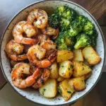 Camarones con Costra de Parmesano y Papas Limón Crujientes