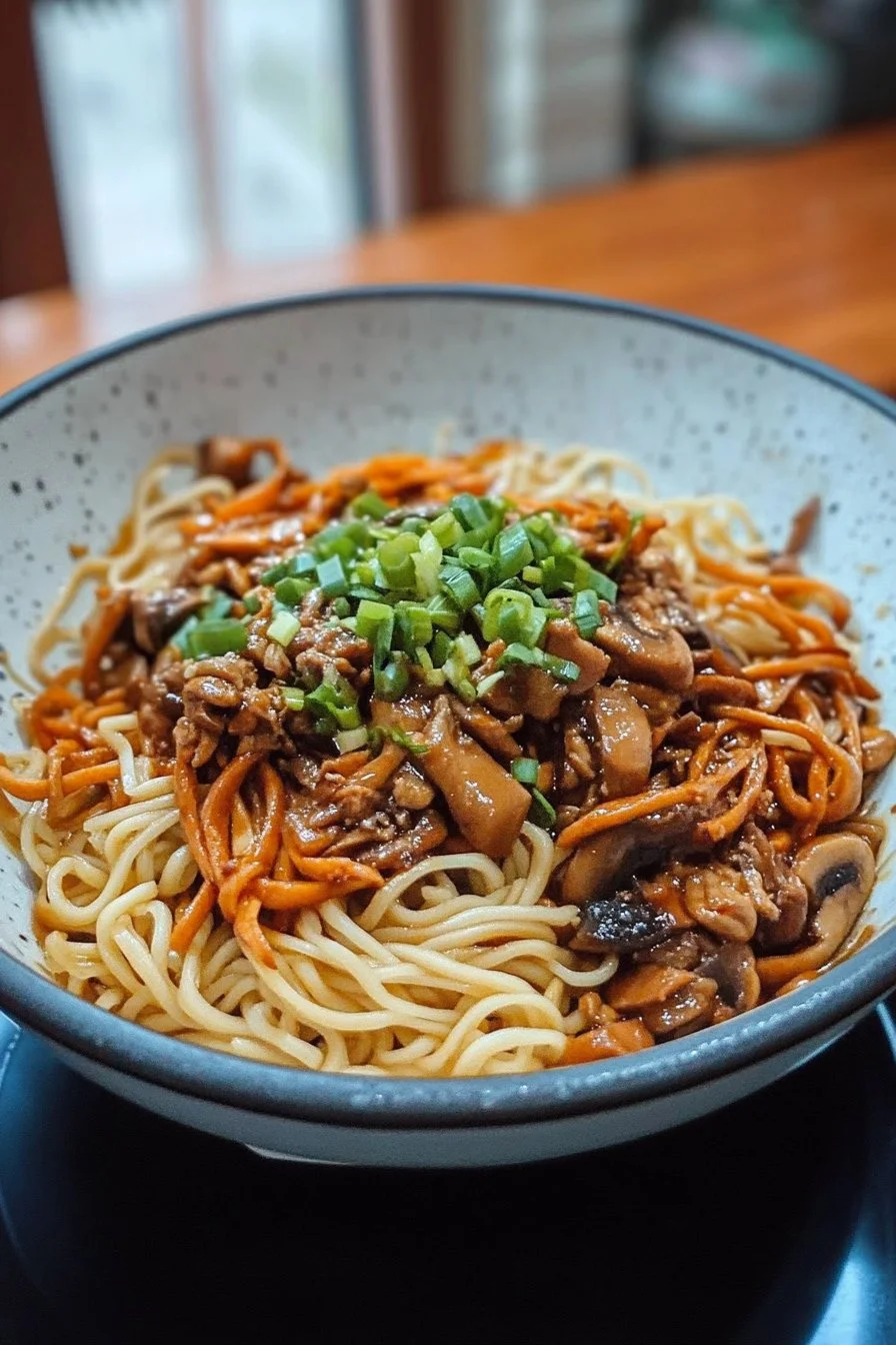 Frescos noodles con setas enoki y pollo