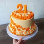 Pastel de corazón naranja para el vigésimo primer cumpleaños