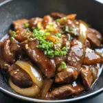 Carne de res salteada con cebollas