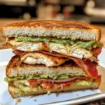 Sándwich Club de Pollo Cargado Supremo con Tocino Crujiente y Salsa de Aguacate