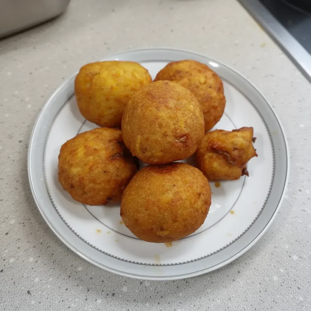 Bolas de plátano frito doradas y crujientes servidas en un plato