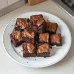 Brownies sin azúcar recién horneados, perfectos para un postre saludable