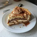 Cheesecake de Rollos de Canela en un plato decorativo con canela