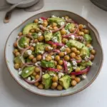 Ensalada de aguacate con garbanzos y vegetales frescos