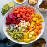 Ensalada de frutas tropicales con aderezo de miel y lima