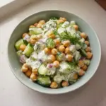 Ensalada de Garbanzos y Pepino con Aderezo Cremoso de Yogur