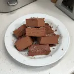 Fudge saludable de 2 ingredientes listo para disfrutar