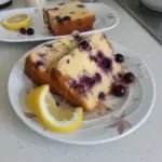 Pastel de Yogur de Limón y Arándano Suave y Húmedo en un plato decorativo