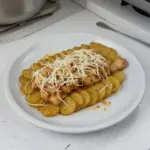 Plato de pechuga de pollo con patatas al horno recién cocinado