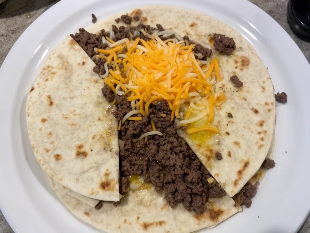 Quesadilla de res estilo Taco Bell con carne y queso derretido
