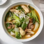 Sopa de pollo con bok choy