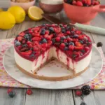 Tarta de queso con frutti di bosco en un hermoso plato