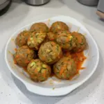 Albóndigas de calabacín y zanahoria recién cocinadas en un plato