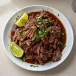 Barbacoa de res cocinada en Instant Pot con ingredientes frescos