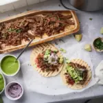 Plato de carne asada cocida lentamente en una olla de cocción lenta