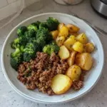 Carne Molida Sazonada con Papas Asadas con Hierbas y Brócoli al Vapor