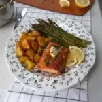 Comida en bandeja de salmón, papa y espárragos