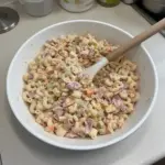 Ensalada de macarrones mexicana servida en un plato colorido