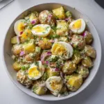 Ensalada de papa caliente con ingredientes frescos y coloridos