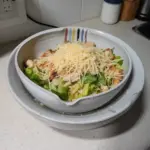 Ensalada de Pasta César con Pollo, colorida y deliciosa, ideal para el almuerzo.