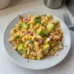 Ensalada de pasta con maíz callejero