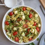 Ensalada de pasta con pesto, fresca y colorida, ideal para el verano
