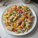 Ensalada de pasta con salmón y vegetales coloridos