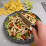 Ensalada de pollo chipotle con ingredientes frescos y salsa picante