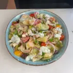 Ensalada de Pollo con Salsa Tzatziki