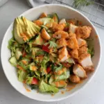 Ensalada de pollo picado con salsa bufalosa