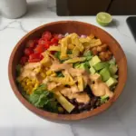 Ensalada de Tacos Vegana con Aderezo Cremoso de Chipotle