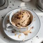 Delicioso helado cremoso de café servido en un cuenco.