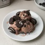 Helado de chocolate con mini Oreos en un tazón