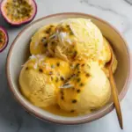 Helado de maracuyá servido en un tazón colorido