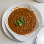 Plato de salsa casera fresca y deliciosa