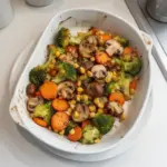 Mezcla de verduras asadas crujientes en un plato saludable