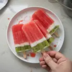 Paletas de sandía frescas y coloridas en un plato