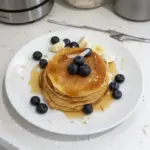 Panqueques de harina de coco livianos y esponjosos en un plato