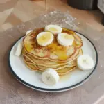 Panqueques de plátano con 3 ingredientes servidos en un plato
