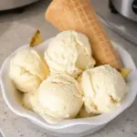 Helado de piña colada casero sin batidora en un tazón