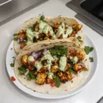 Tacos de coliflor con ingredientes frescos y sabrosos